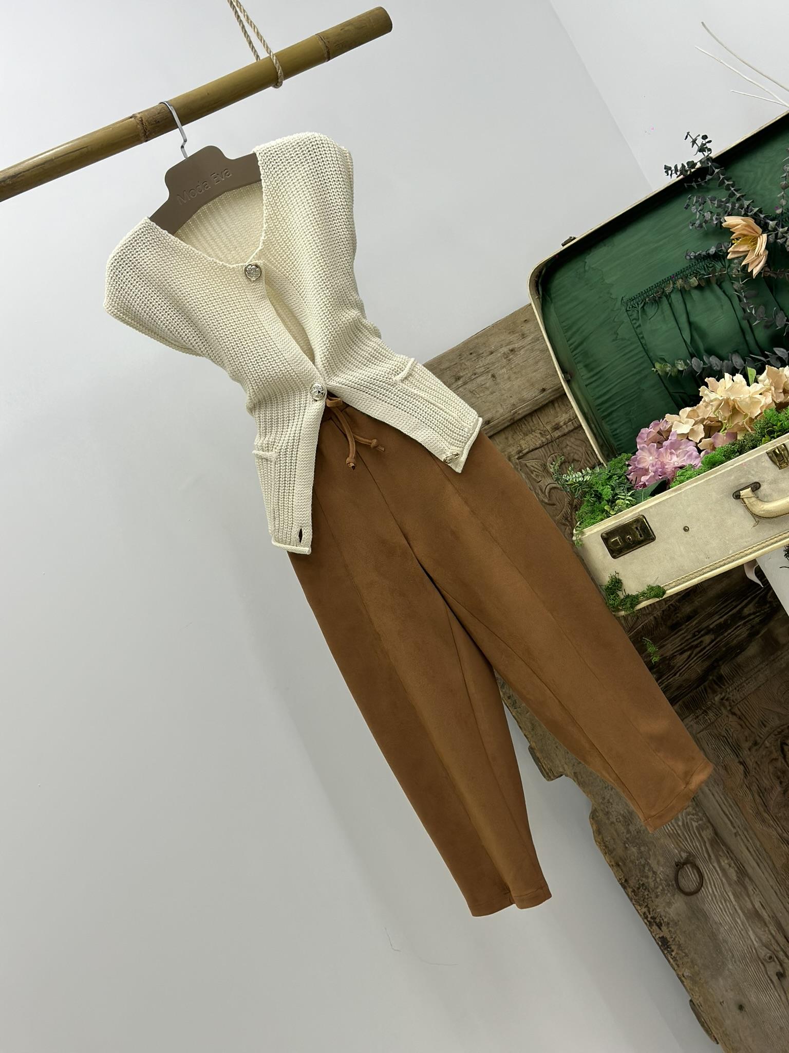 Metal Düğmeli Cep Detay Bej Triko Yelek