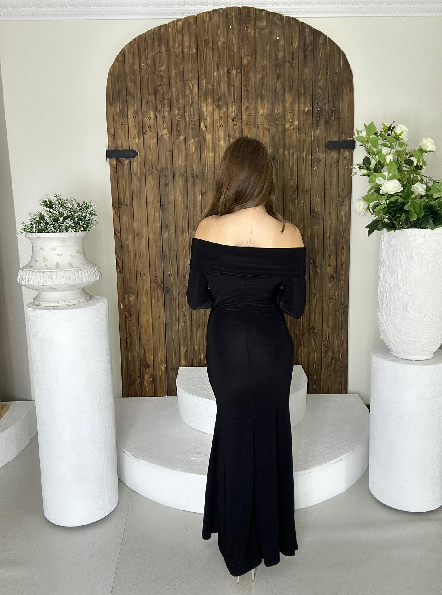 Sandy Kumaş Gold Aksesuar Detaylı Madonna Yaka Midi Boy Elbise Siyah