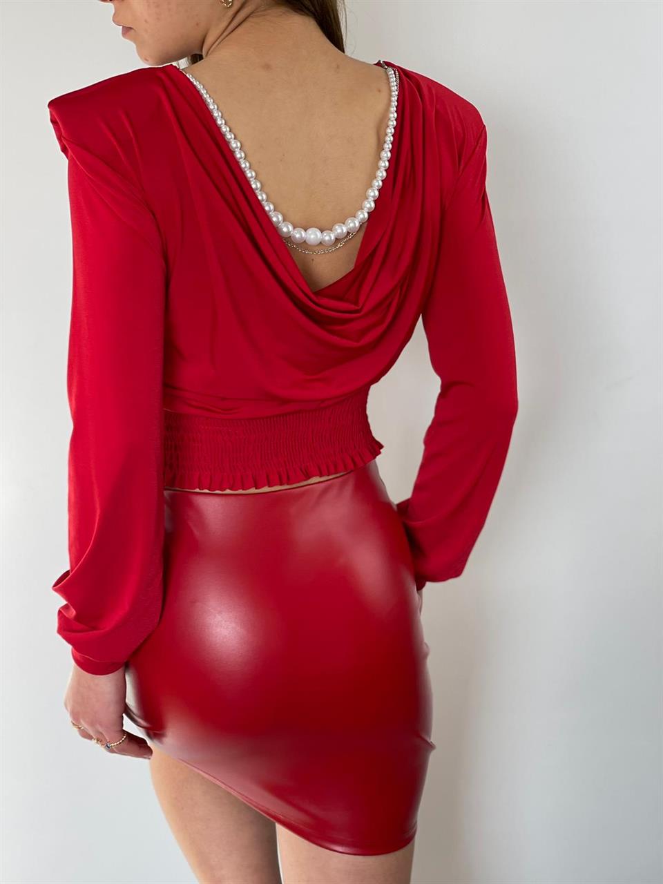 Sandy Kumaş Vatkalı Sırt İnci ve Zincir Detay Beli Gipeli Bluz