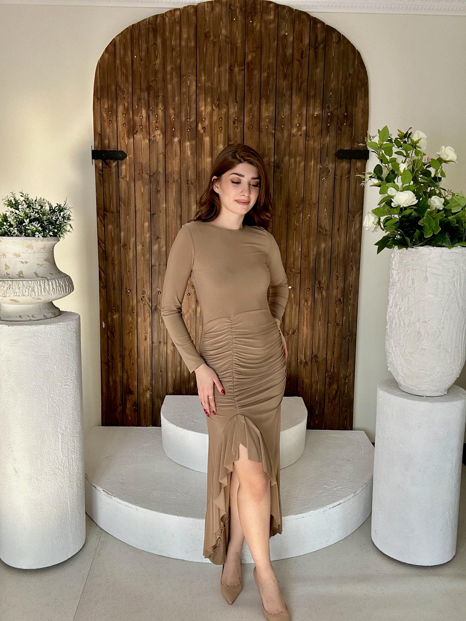 Sandy Kumaş Volan Detay Drapeli Bej Uzun Elbise