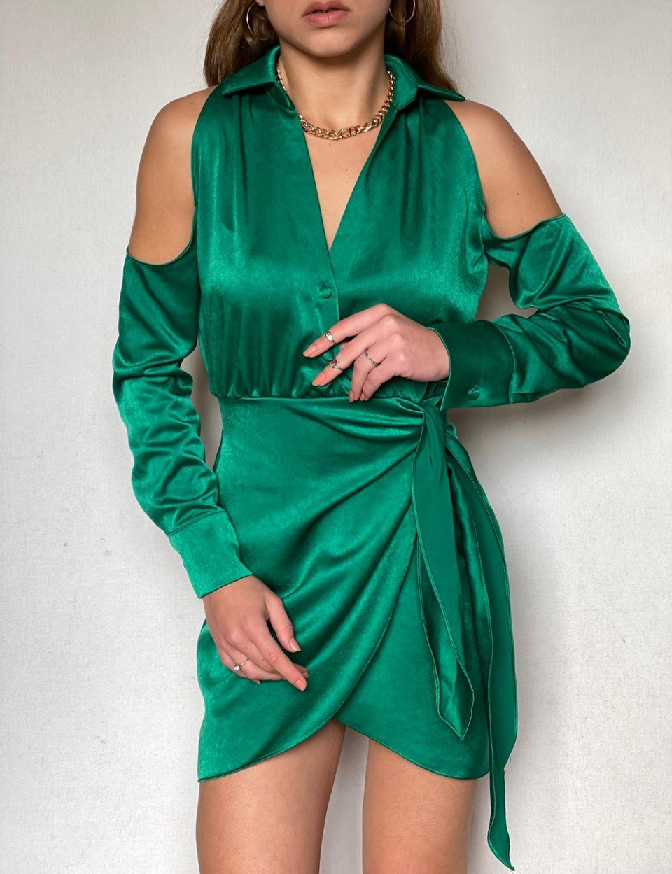 Saten Kumaş Eteği Bağlamalı Omuz Dekolteli Elbise