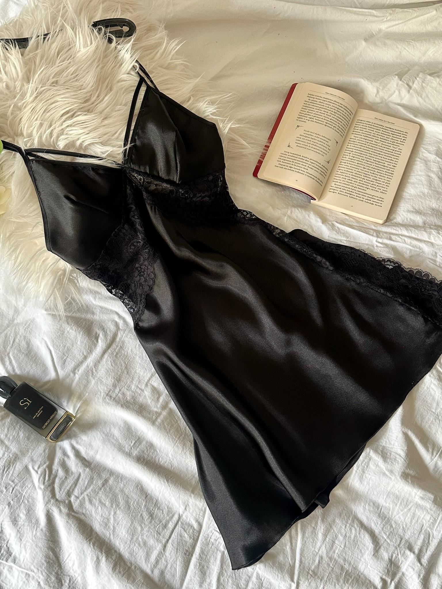 Saten Kumaş Güpürlü Göğüs Biye Detaylı Siyah Gecelik