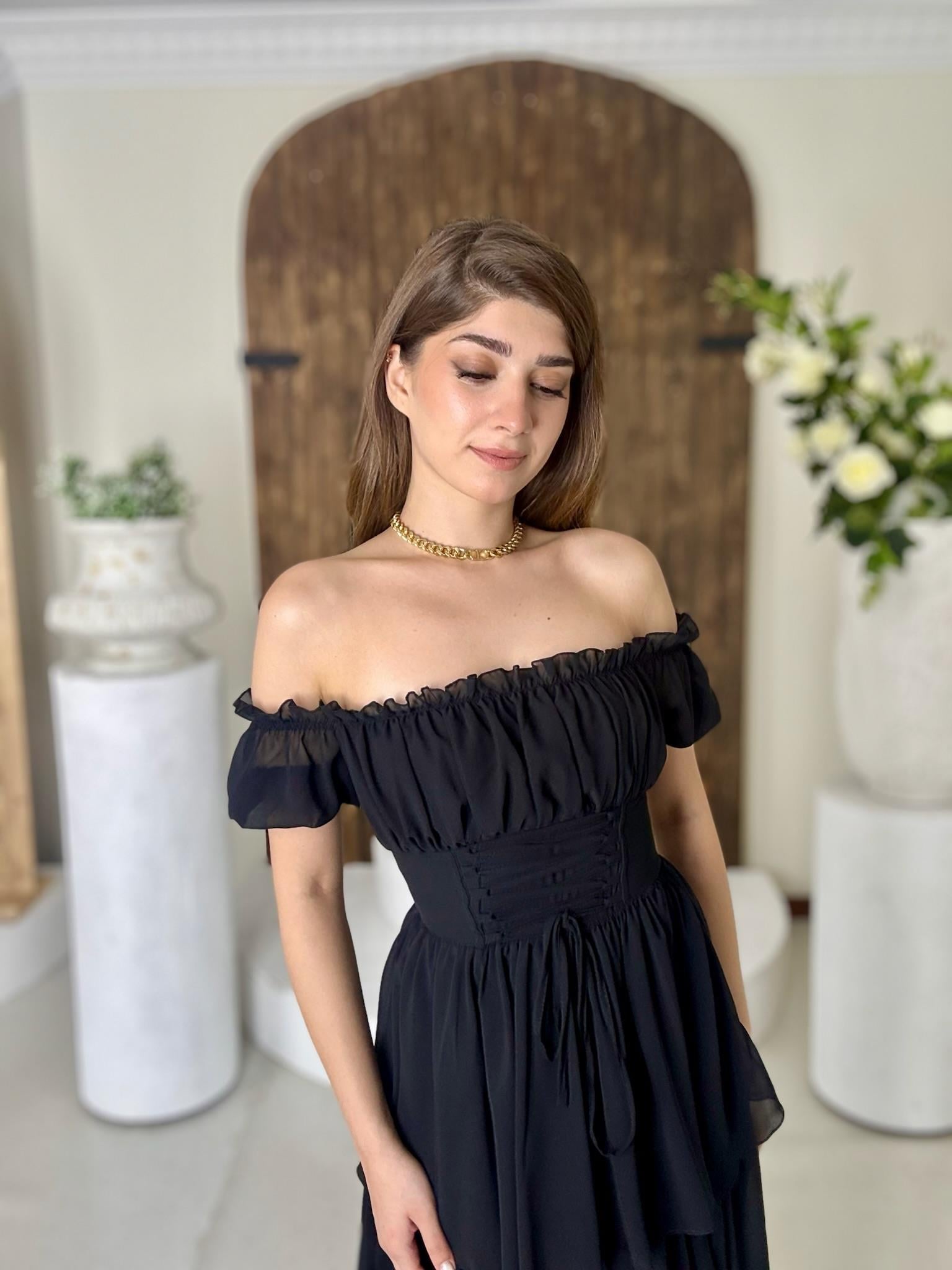 Şifon Kumaş Madonna Yaka Kat Etekli Uzun Elbise Siyah