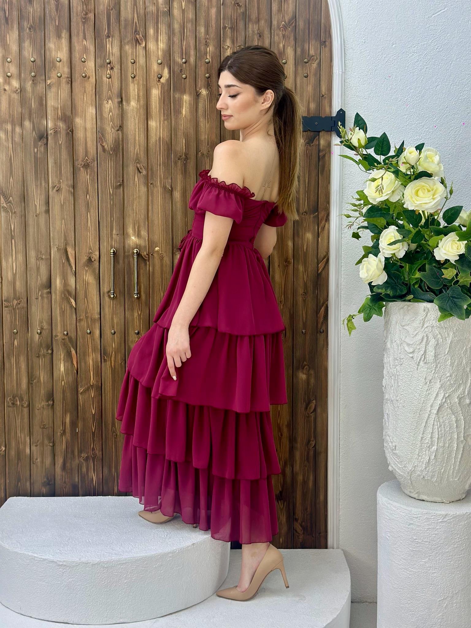 Şifon Kumaş Madonna Yaka Kat Etekli Uzun Elbise