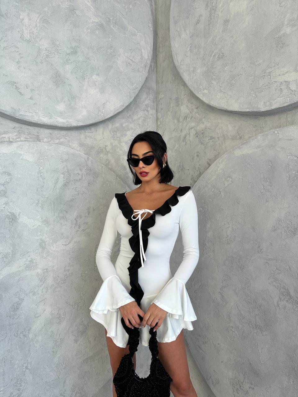 Siyah Fırfır Detaylı Eteği Volanlı Tasarım Elbise Beyaz