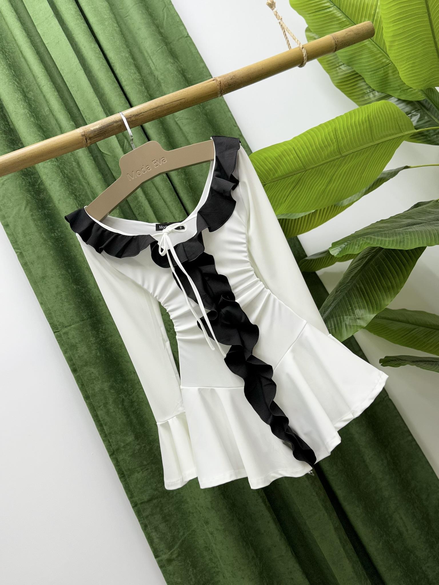 Siyah Fırfır Detaylı Eteği Volanlı Tasarım Elbise Beyaz