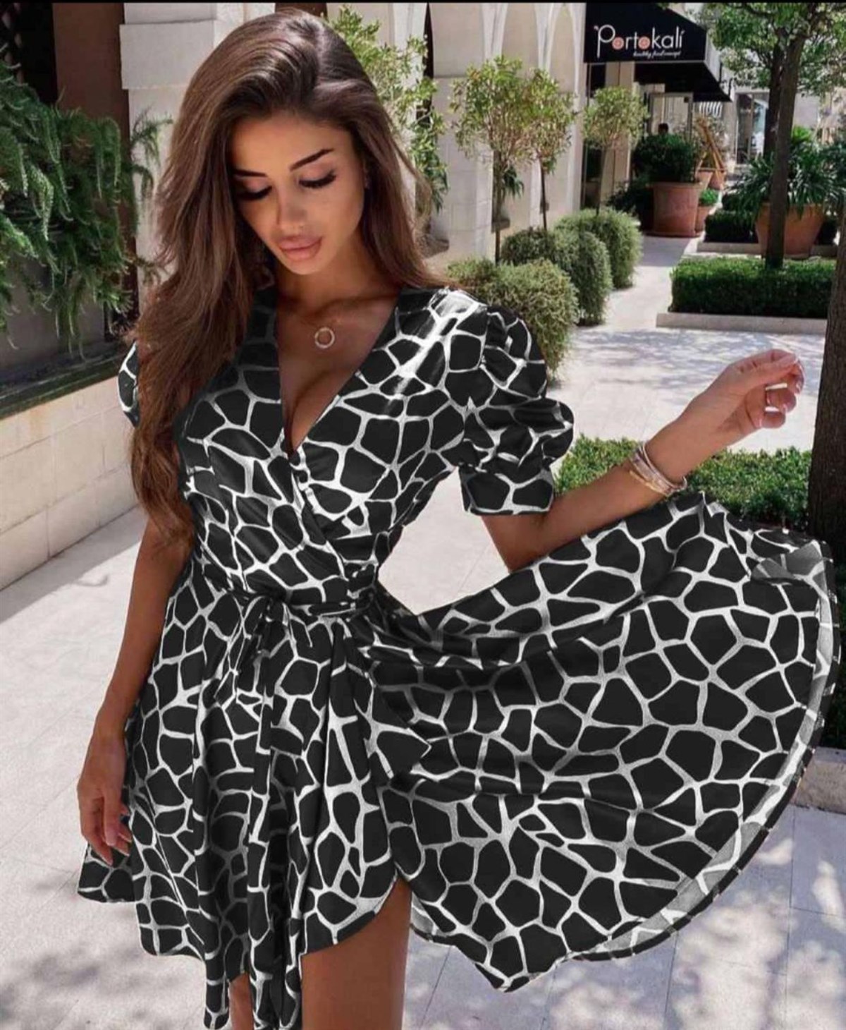 TAŞ DESEN SATEN KUMAŞ KLOŞ ELBİSE - SİYAH