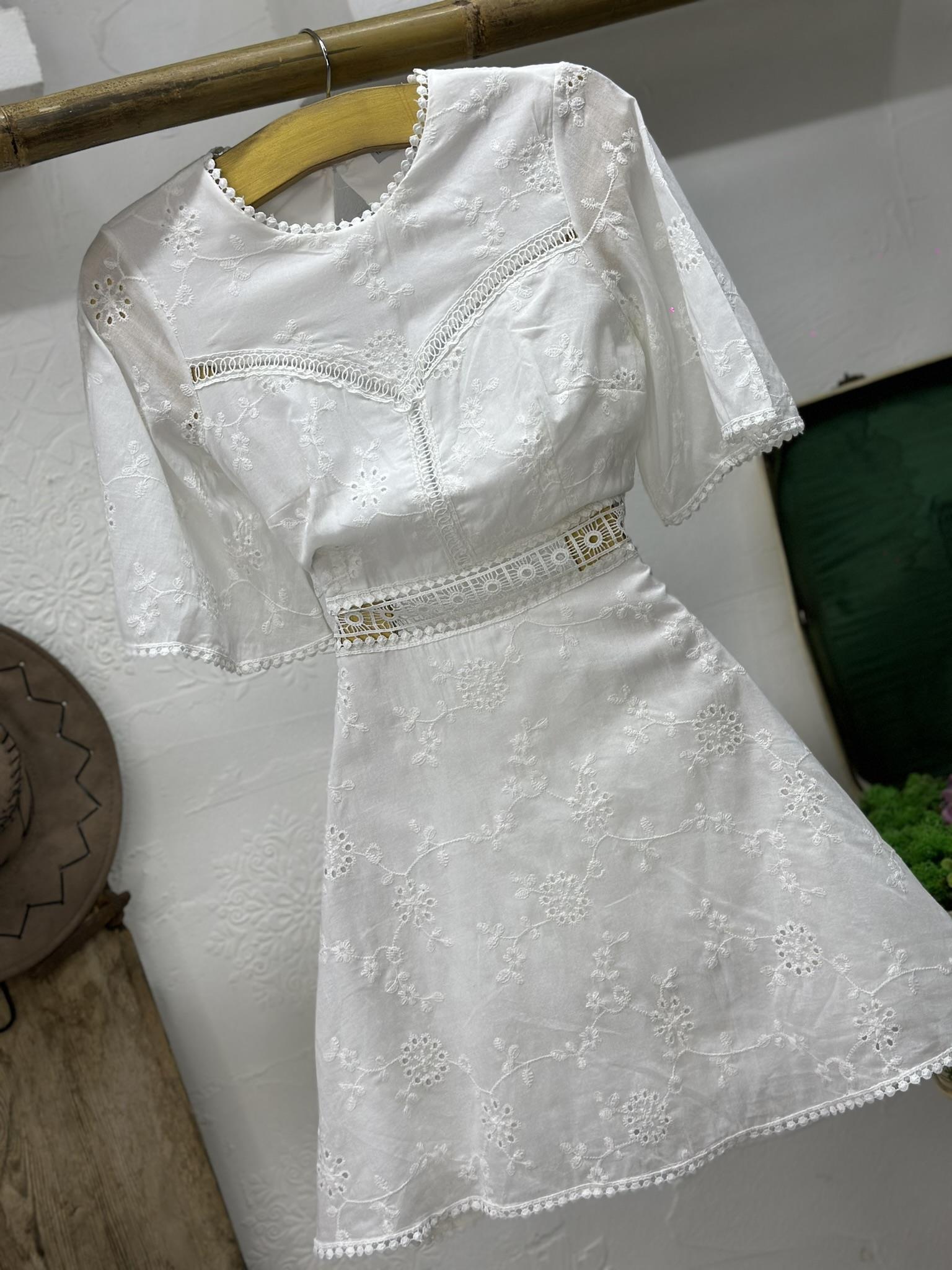 Vual Fisto Kumaş Güpür Detaylı Sırt Dekolteli Tasarım Beyaz Elbise