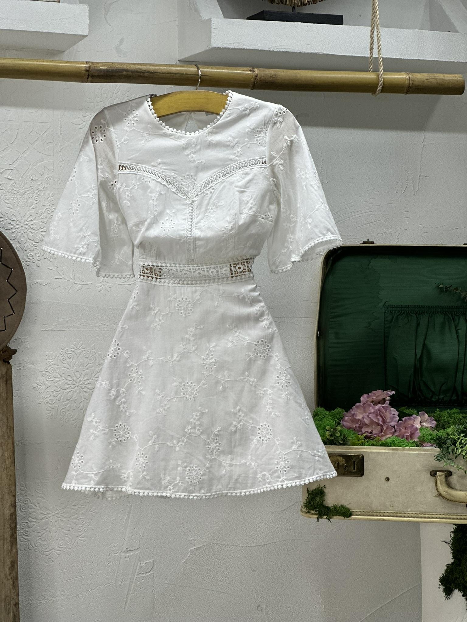 Vual Fisto Kumaş Güpür Detaylı Sırt Dekolteli Tasarım Beyaz Elbise