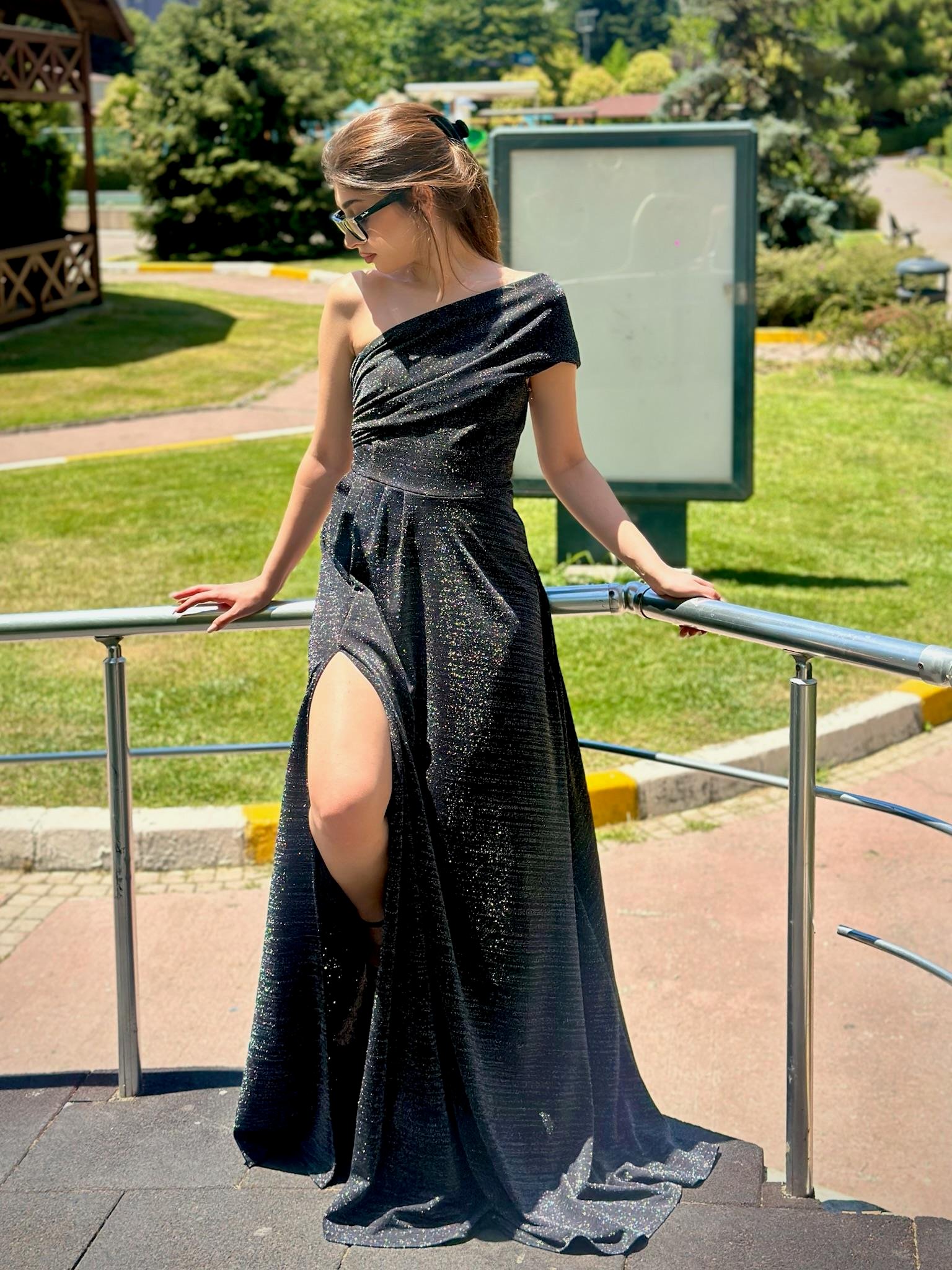 Yırtmaç Detay Simli Crep Kumaş Tek Omuz Elbisemiz