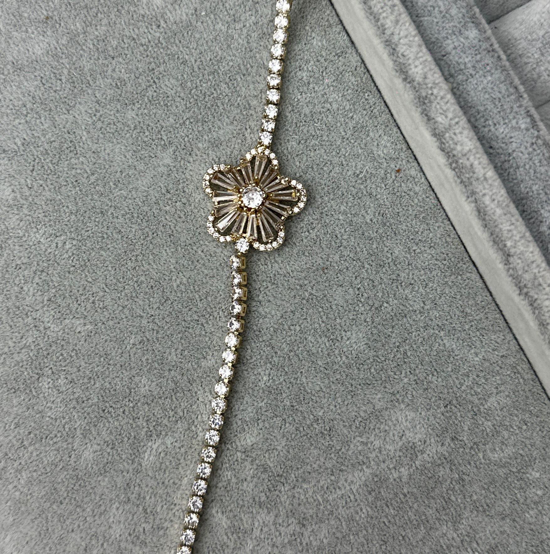 Zi Çiçek Figür Zirkon Taş Çelik Bileklik