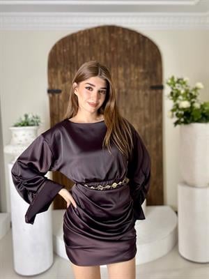  Saten Kumaş Kol ve Eteği Drape Detay Kayık Yaka Tasarım Mini Elbise