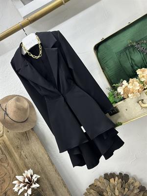 Atlas Kumaş Asimetrik Kesim Tek Düğme Tasarım Ceket