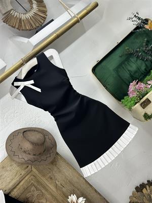 Atlas Kumaş Eteği Plise Detaylı Yaka Fiyonklu Elbisemiz