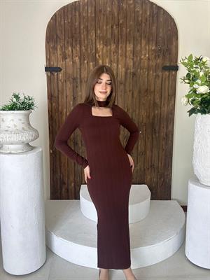 Burgu Kumaş Boyun Detay Kare Yaka Yan Yırtmaçlı Elbise Kahverengi