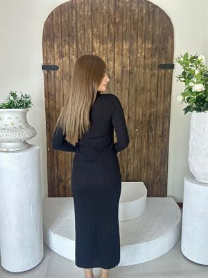 Burgu Kumaş Boyun Detay Kare Yaka Yan Yırtmaçlı Elbise Siyah