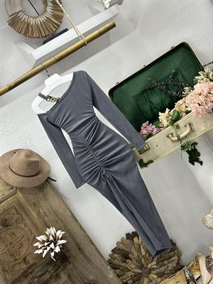 Burgu Kumaş Tek Omuz Zincir Askı Detaylı Asansör Büzgülü Uzun Gri Elbise