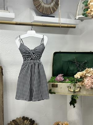 Crep Dokuma Kumaş Bel Dekolteli Askılı Kazayağı Desenli Kloş Elbisemiz