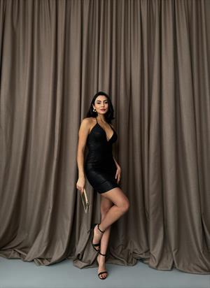 Derin V Yaka Boyundan Bağlamalı Tasarım Parlak Mini Elbise  Siyah