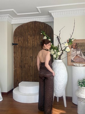 Dokulu Saten Kumaş Rahat Pantolon Degaje Yaka Bluz İkili Takım Kahverengi