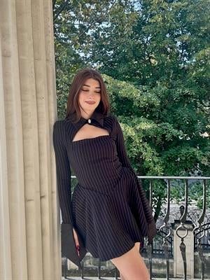 Double Kumaş Kollar ve Yaka Saten Detay Çizgi Desen Mini Elbise