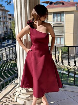 Dubble Kumaş Tek Omuz Çiçek Aksesuarlı Cepli Tasarım Midi Boy Elbise Bordo