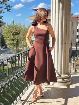 Dubble Kumaş Tek Omuz Çiçek Aksesuarlı Cepli Tasarım Midi Boy Elbise Kahverengi