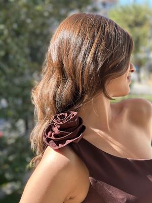 Dubble Kumaş Tek Omuz Çiçek Aksesuarlı Cepli Tasarım Midi Boy Elbise Kahverengi