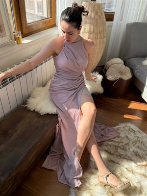 Işıltılı Drapeli Yırtmaçlı Pudra Elbise