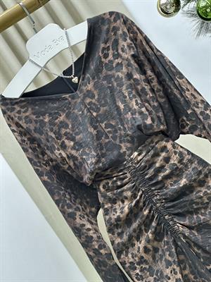 İthal Crep Kumaş Astarlı Leopar Desen Drape Detaylı Midi Boy Elbise