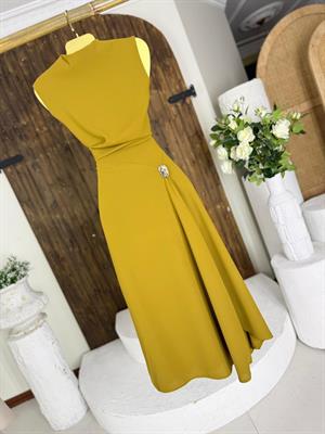 İthal Crep Kumaş Dik Yaka Aksesuar Detaylı Uzun Tasarım Elbise Yağ Yeşili