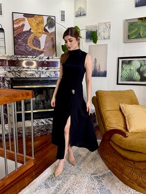 İthal Crep Kumaş Dik Yaka Aksesuar Detaylı Uzun Tasarım Elbise Siyah
