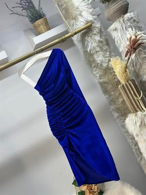 İthal Kadife Kumaş Drape Detaylı Yan Yırtmaçlı Tek Kol Midi Boy Elbise