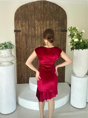 İthal Kadife Kumaş Volan Detaylı Kruvaze Yaka Midi Boy Elbise