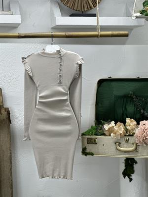 İthal Kaşkorse Kumaş Fırfır Detaylı Gümüş Düğme Detaylı Bej  Kalem Elbisemiz 