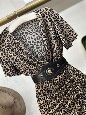 Jakarlı Kumaş Büzgü Detay Kısa Kollu Elbise