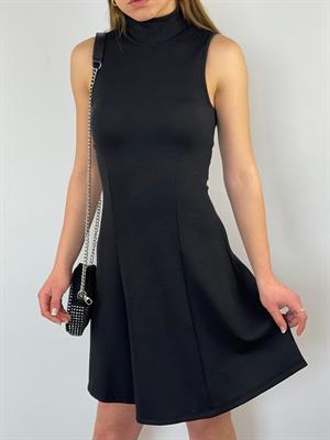 Jakarlı Kumaş Dik Yaka Kloş Elbise Kemer ve Aksesuarlar Hariçtir