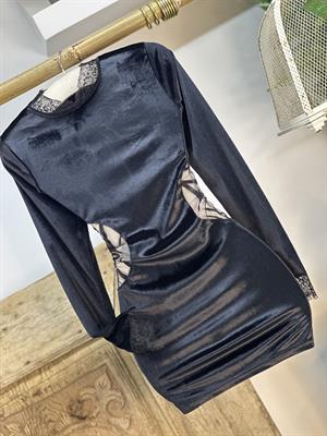 Kadife Kumaş Yanı Tül Detaylı Tasarım Elbisemiz