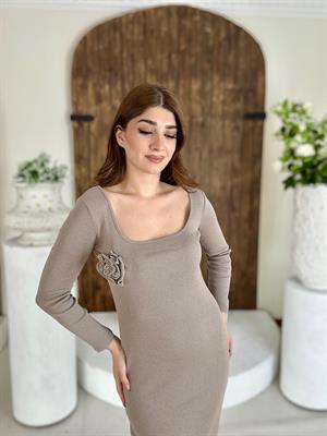 Kaşkorse Kumaş U Yaka Yan Yırtmaçlı Yaka Çiçek Detaylı Midi Boy Kahverengi Kalem Elbise