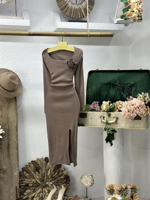 Kaşkorse Kumaş U Yaka Yan Yırtmaçlı Yaka Çiçek Detaylı Midi Boy Kahverengi Kalem Elbise