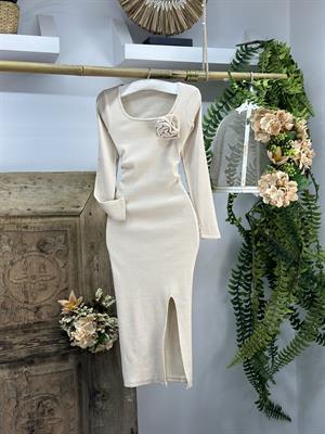 Kaşkorse Kumaş U Yaka Yan Yırtmaçlı Yaka Çiçek Detaylı Midi Boy Krem Kalem Elbise