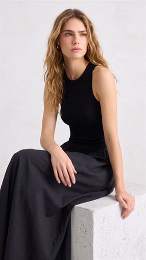 Kaşkorse ve Poplin Kumaş Büzgülü Beli Verev Kesim Midi Boy Elbise Siyah