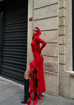 Kırmızı Micro Kumaş Fırfır Detay Maksi Boy Kapüşonlu Elbisemiz