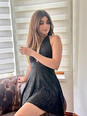 Likralı Payet Kumaş Boyundan Bağlamalı Kloş Tasarım Elbise Siyah