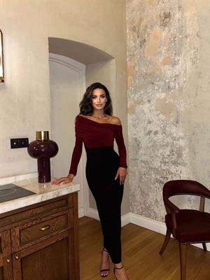 Madonna Yaka Garnili Tasarım Kalem Elbisemiz Bordo