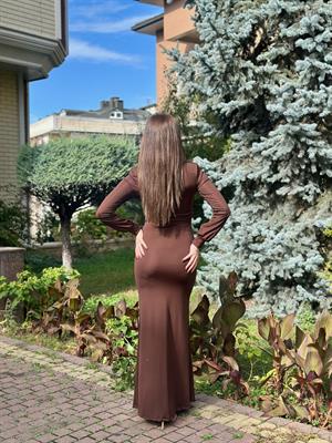 Micro Kumaş Çelik Aksesuarlı Derin V Yaka Maksi Boy Elbise Kahverengi