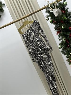 Micro Kumaş Düşük Omuz Büzgü Detay Uzun Elbise Leopar