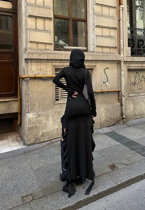 Micro Kumaş Fırfır Detay Maksi Boy Kapüşonlu Elbisemiz