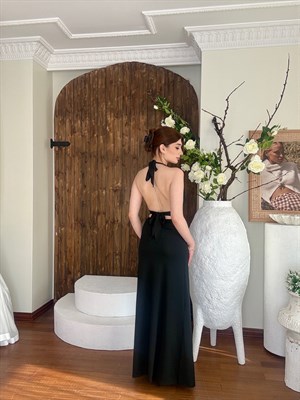 Micro Kumaş Sırt ve Boyundan Bağlamalı Derin Yırtmaçlı Tasarım Uzun Elbise Siyah