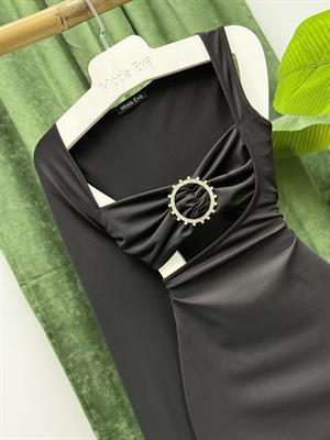 Micro Kumaş Tek Kol Broş Detay Tasarım Elbise Siyah